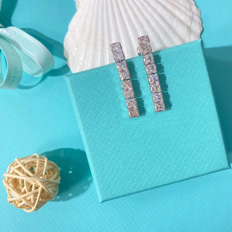 Фото Изысканные серьги из титановой стали, модные и простые круглые гладкие буквы из титановой стали, трехцветные романтические и популярные. №3