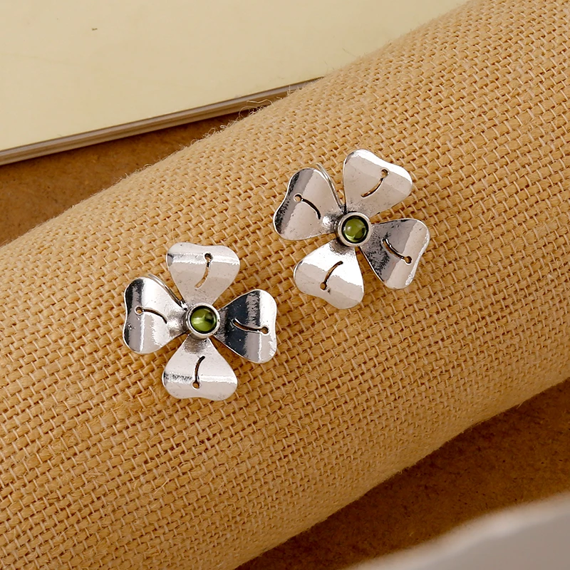 

New Retro Ethnic Style Four Leaf Flower Green Gemstone Women's Earrings, Simple And Versatile