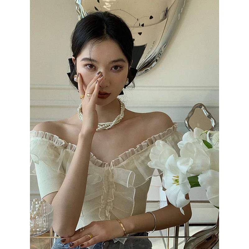 

Женский свитер с открытыми плечами и V-образным вырезом