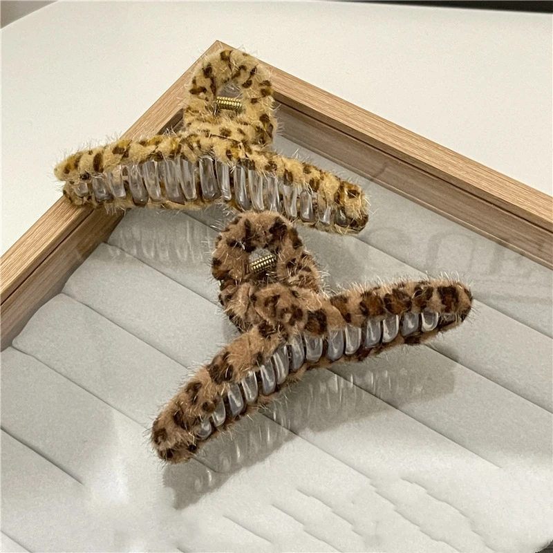 

Плюшевая заколка с леопардовым принтом, большая заколка для волос, зажим для задней головки, корейский зажим для акулы, головной убор, аксес...