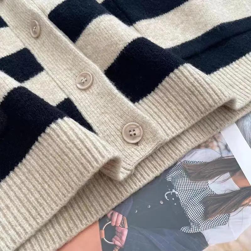 Женский осенне-зимний вязаный свитер в полоску