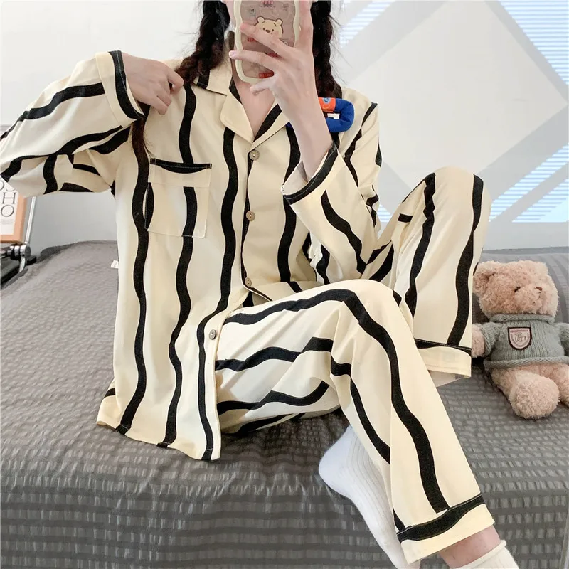 1 Pajamas women's wavy striped pajamas women can wear long-sleeved home clothes suits in spring and autumn.