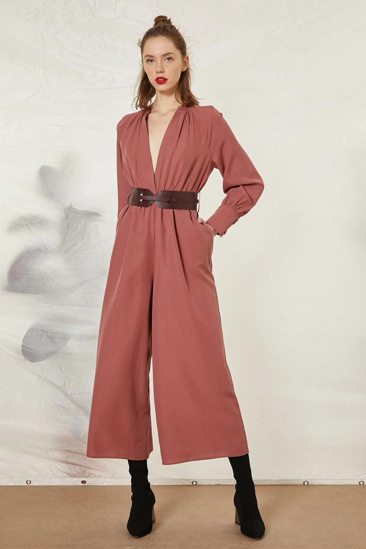 

Women's Overalls V-Neck Belt Detailed Short Leg Jumpsuit Hot Style Quality Fabric Sleeveless Baggy Trousers Casual Jumpsuit