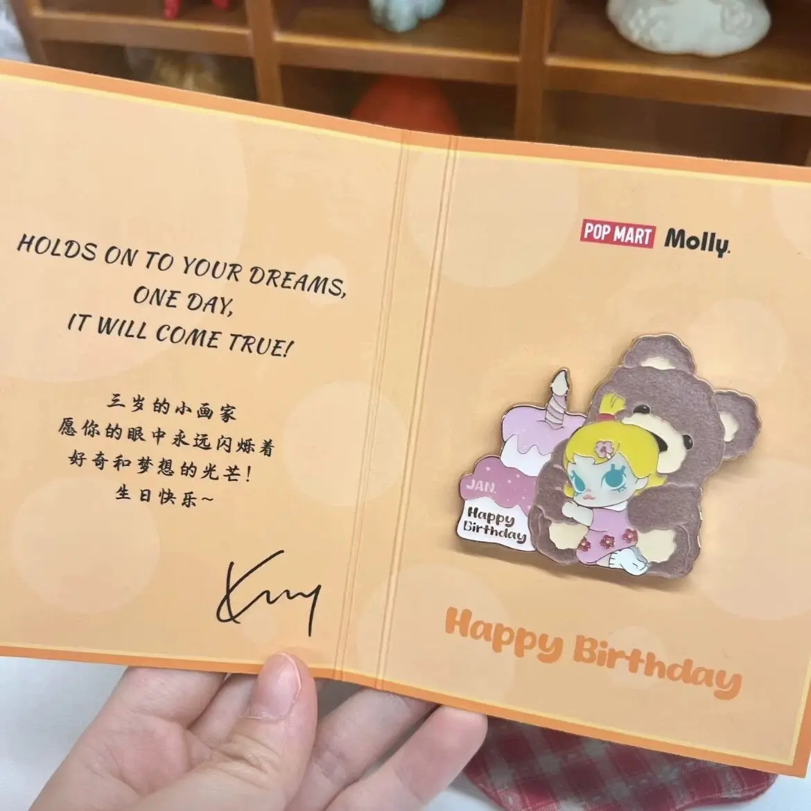 Фото Оригинальный значок POP MART April Hirono Birthday Badge, лимитированная серия, в наличии №5