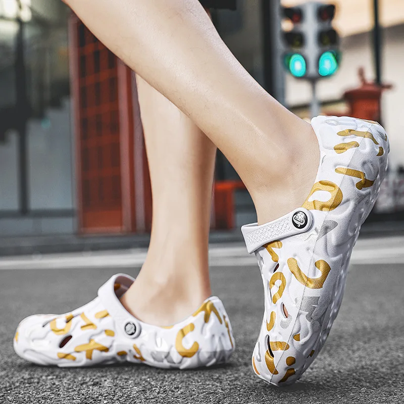 Сандалии мужские на низком каблуке босоножки с дырками удобные пляжные тапочки