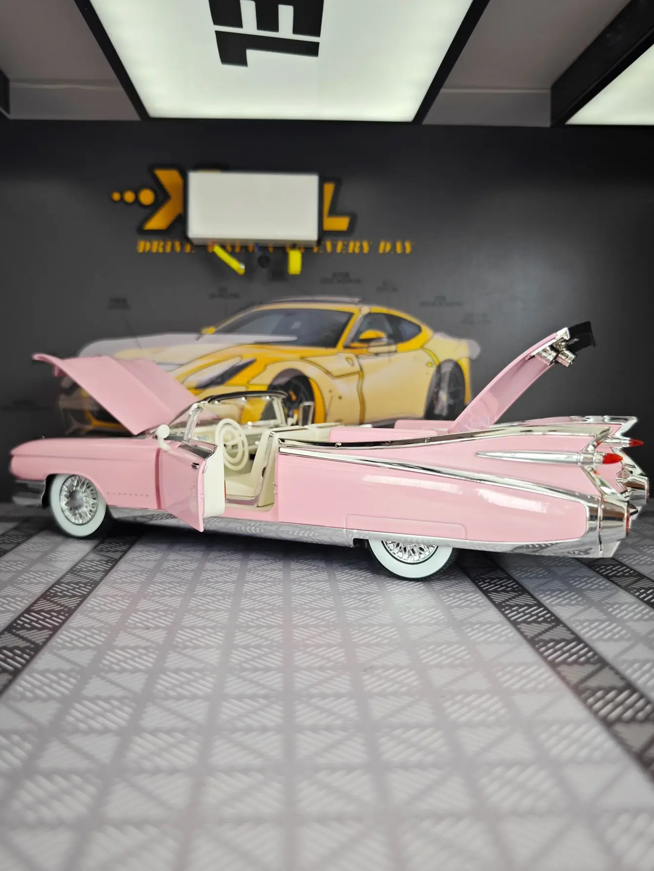 Фото 1:24 Eldorado 1959, модель автомобиля из сплава, трансформируемая детская игрушечная машина Super Run с имитацией звука и функций освещения. №1