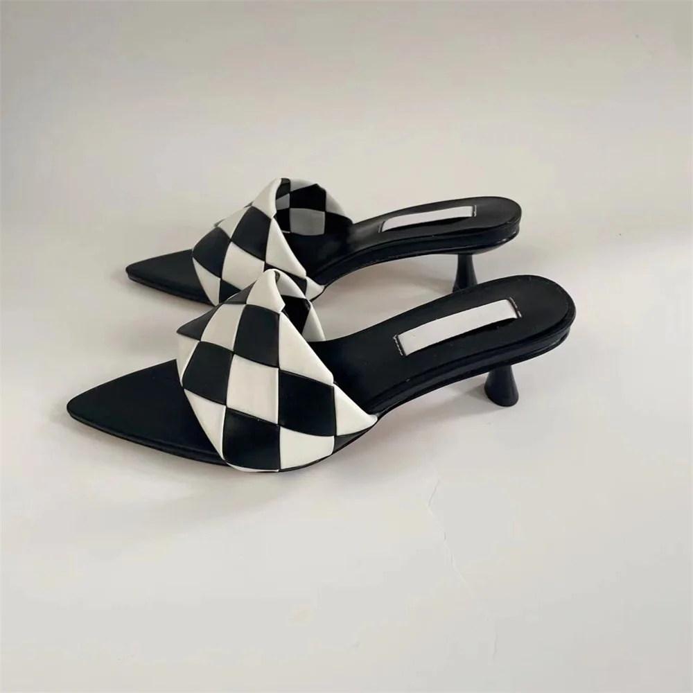 

Новинка лета 2023, подходящие цвета женские модные тапочки на низком каблуке с котенком и острым носком, подиум, показывает однословную ленту