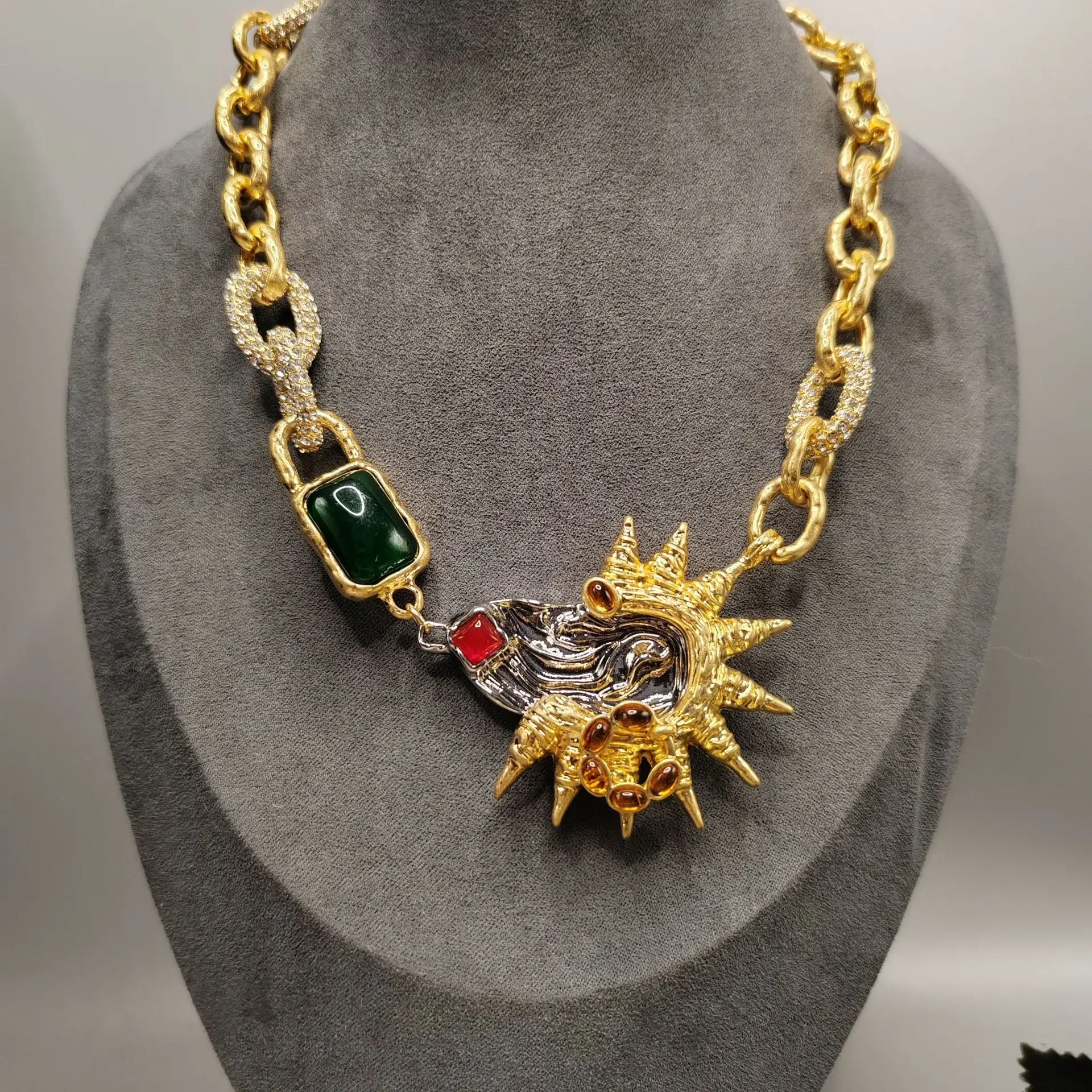 

Европейская и американская ретро позолоченная инкрустированная тяжелая промышленность Стильное женское ожерелье с подвеской ювелирные изделия