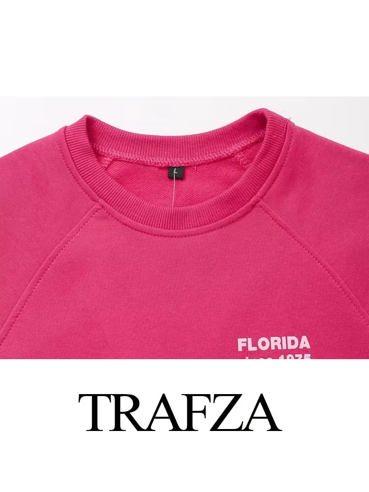 Костюм женский трикотажный из футболки с круглым вырезом и карманов высокой