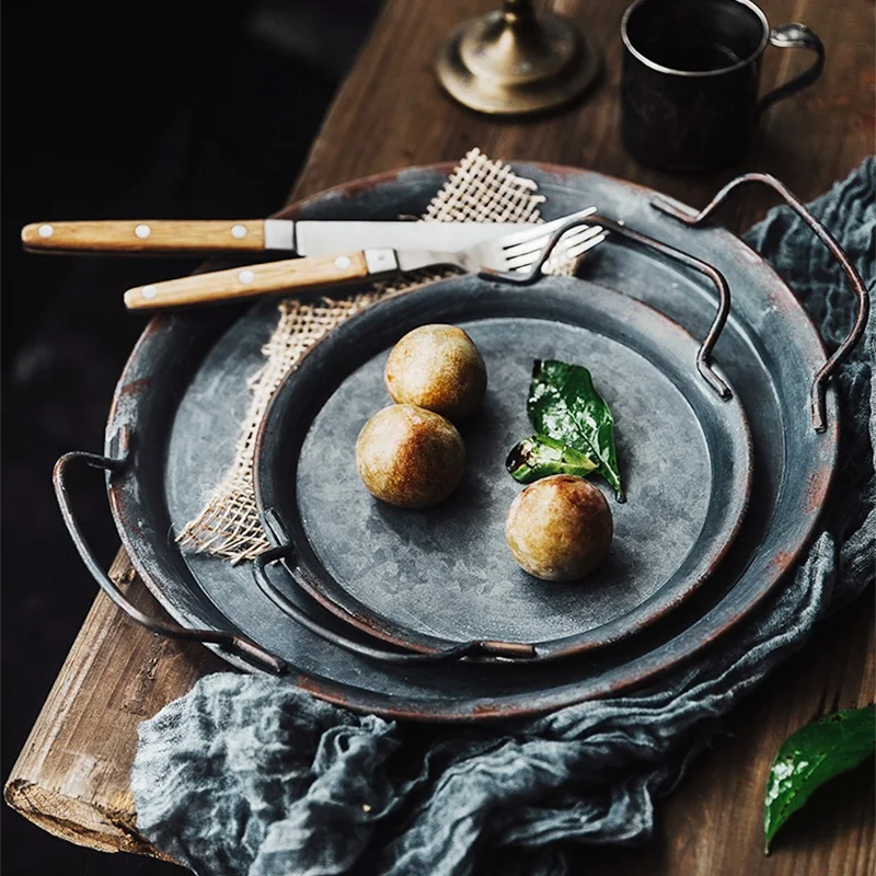 

Nordic Retro Distressed Metal Plate Vintage Dinner Plate Round Serving Tray With Handle For Kitchen Restaurant Home Decoration
