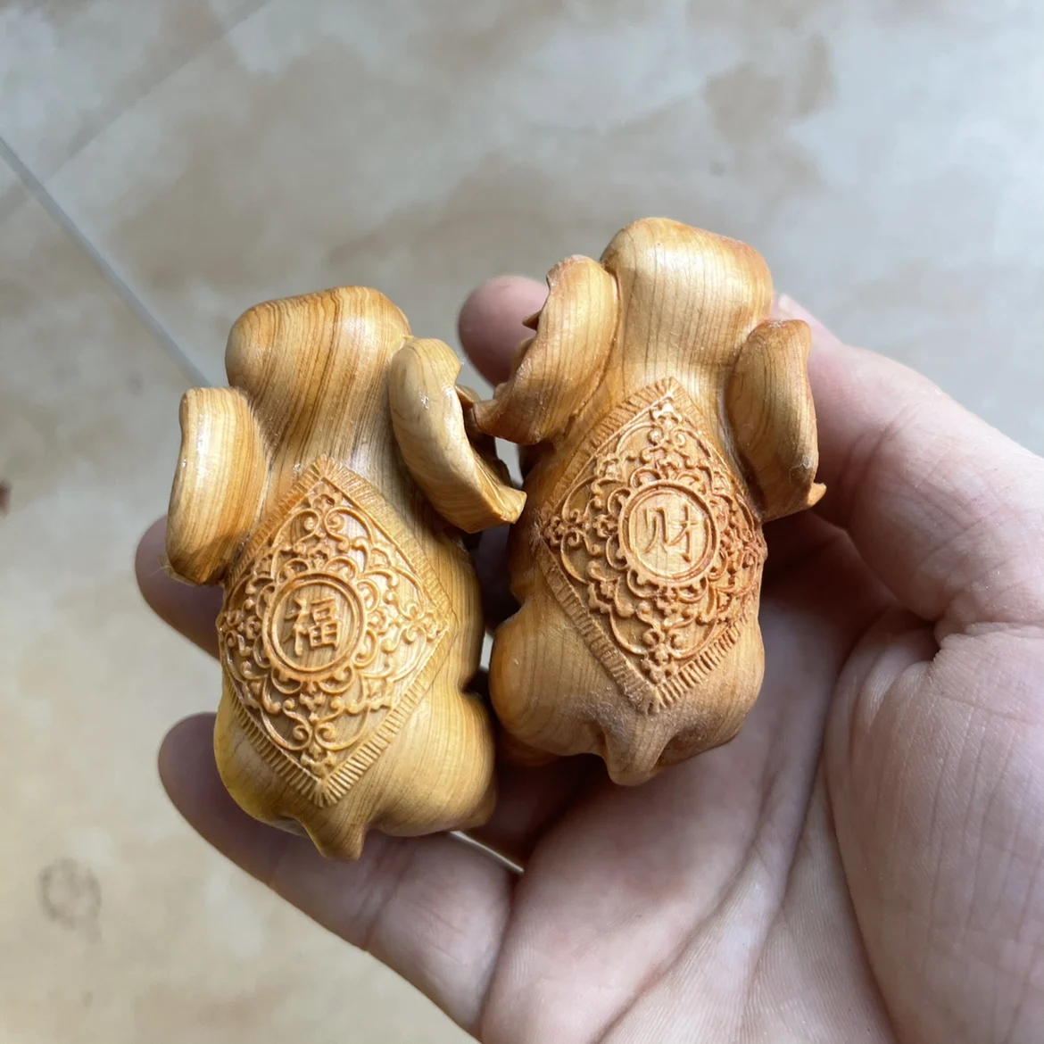 

Резные слоны из камфорного дерева