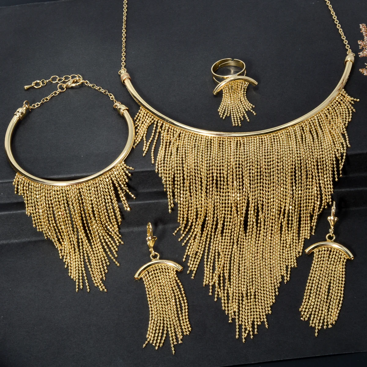 Женский ювелирный комплект из колье серёг и браслета с кисточками