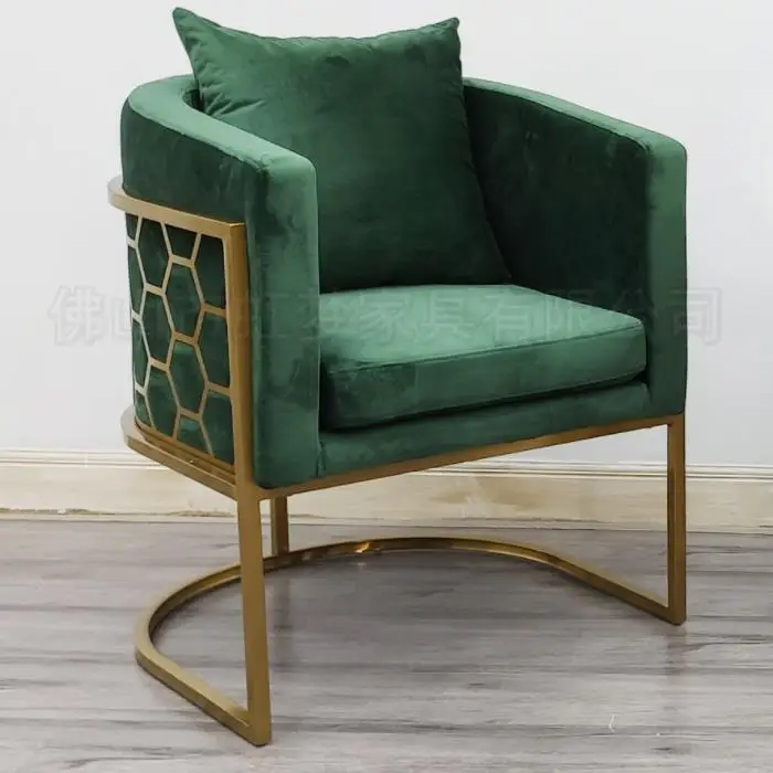 Северная гостиная: тканевое кресло для отдыха в стиле легкого роскоши, простая и комфортная мебель с подлокотниками.