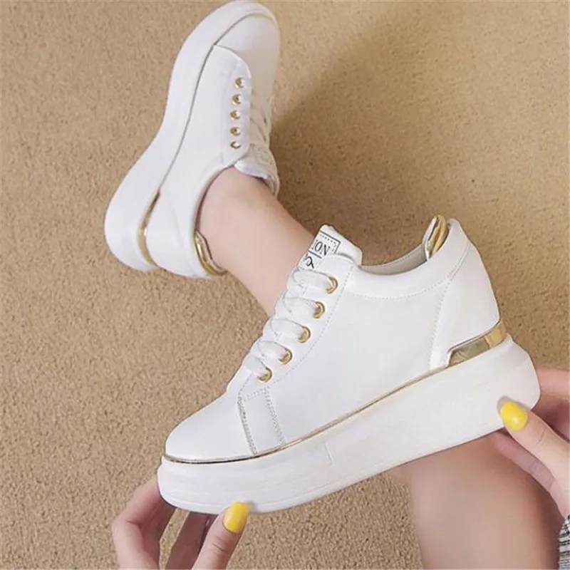 

Кроссовки женские на скрытой танкетке, повседневная обувь на платформе, белые, на осень