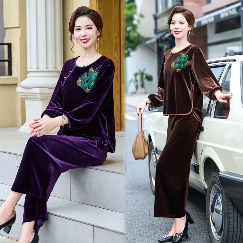 Женский бархатный костюм