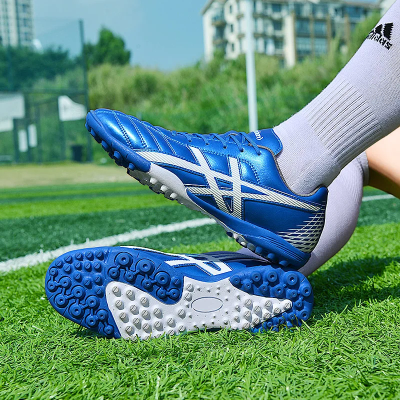 2022 New Fashion Low Football Shoes Men Women Grass Long Spike Soccer Sneakers Men Outdoor Light Futsal Cleats zapatos de futbol