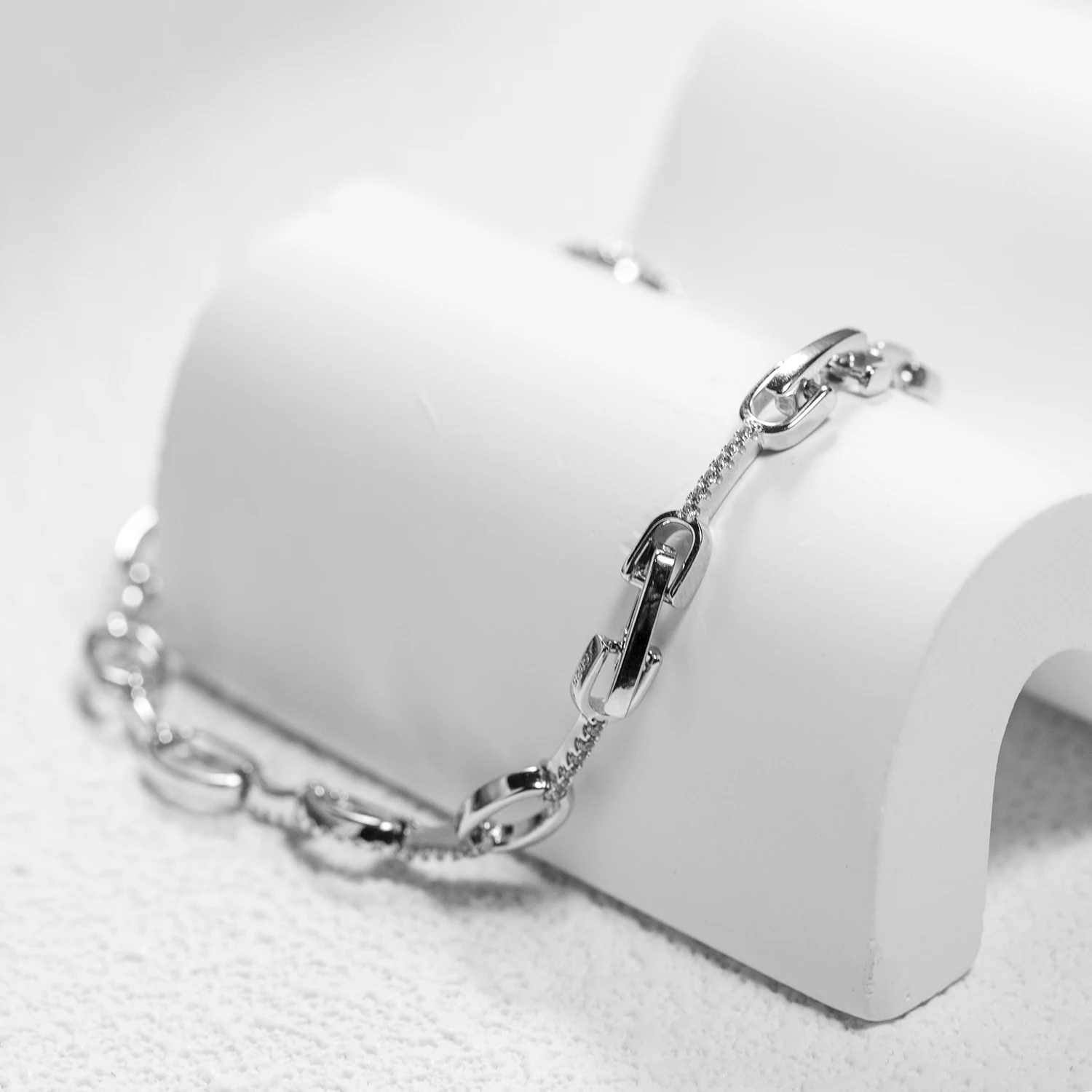 Фото Изящный браслет с овальными звеньями и цирконами 5А, покрытый родием, женские украшения, подарок на свадьбу, выпускной, День святого Валентина, блестящий овальный дизайн №3