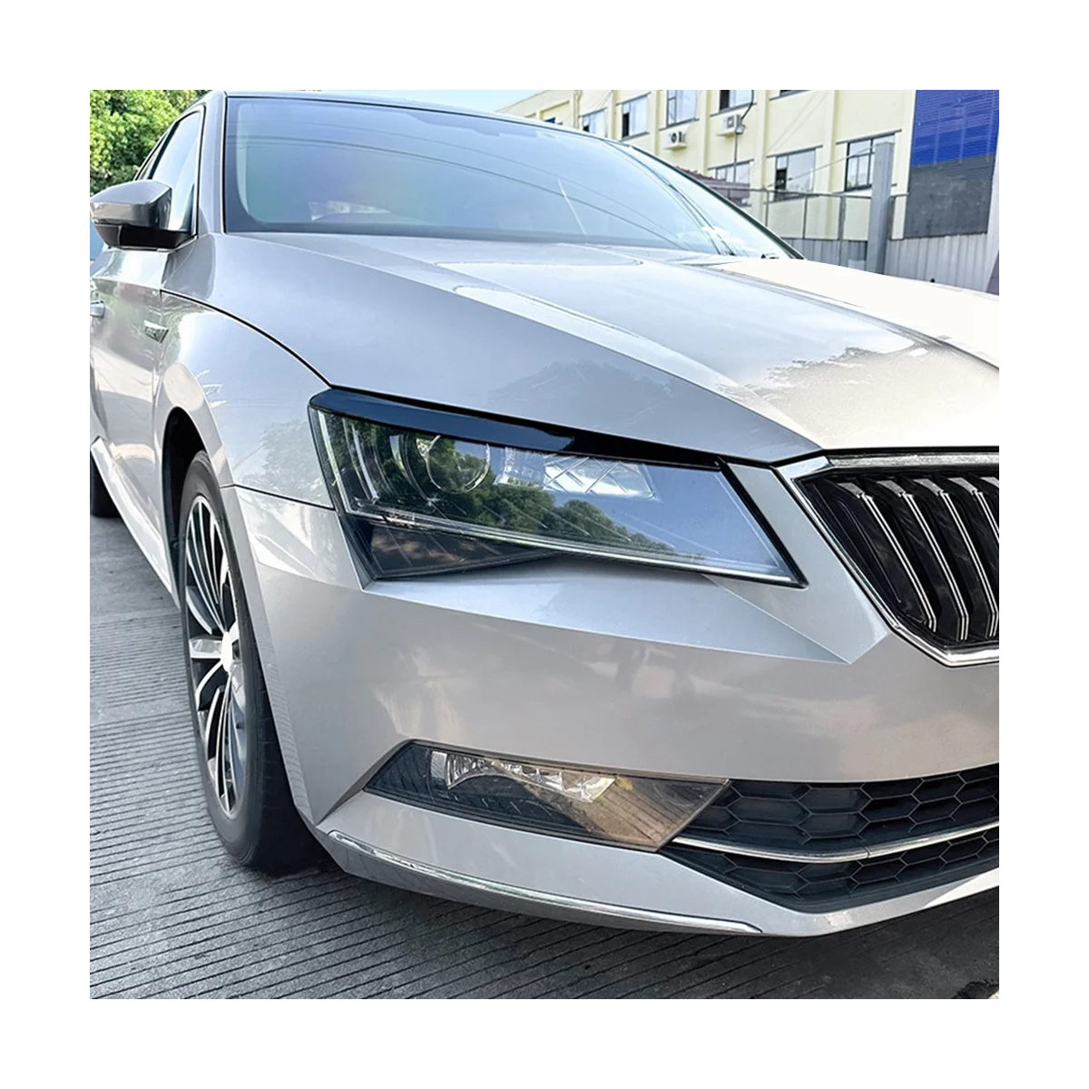 Яркие черные передние фары для Skoda Superb B8 2016-2018