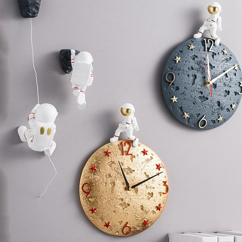 

Nordic Astronaut Wall Clock Living Room Bedroom Wall Decoration Clock Creative Resin Cosmonaut Statue Clock