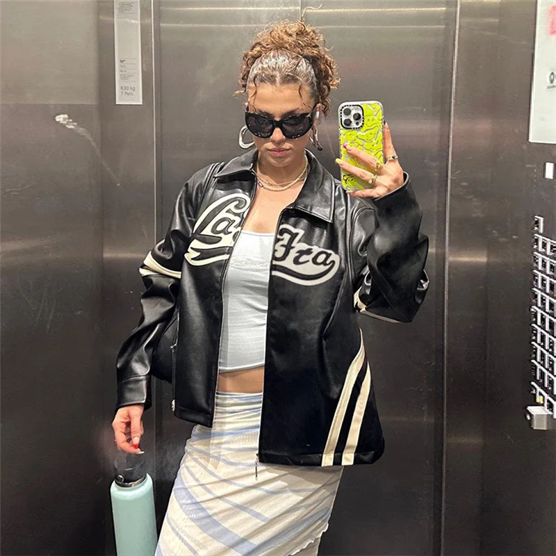 Женская укороченная куртка-бомбер с буквенным принтом