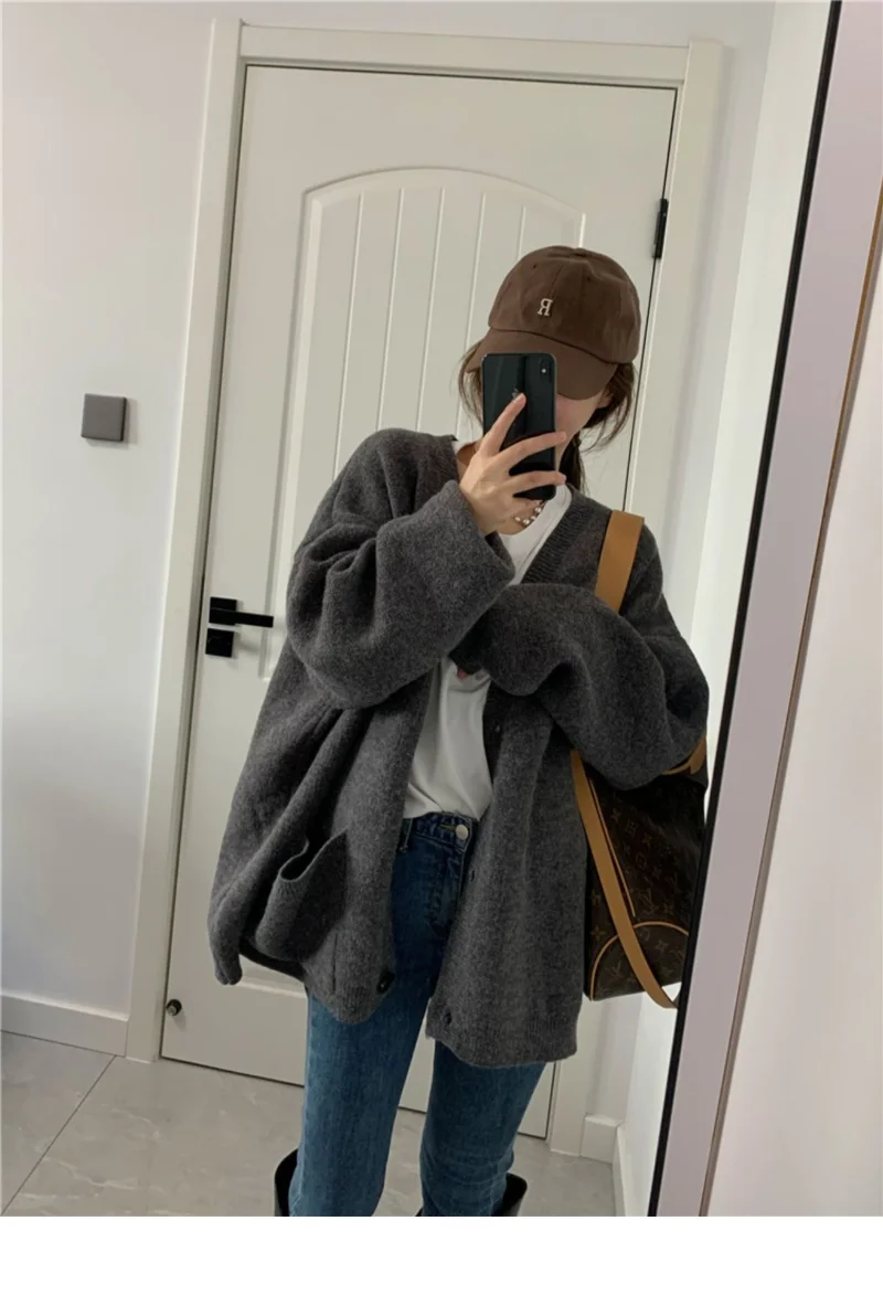 

Gray sweater cardigan female design sense niche small 2022 fall lazy wind V-neck knitted soft jacket elegant senior comfortable