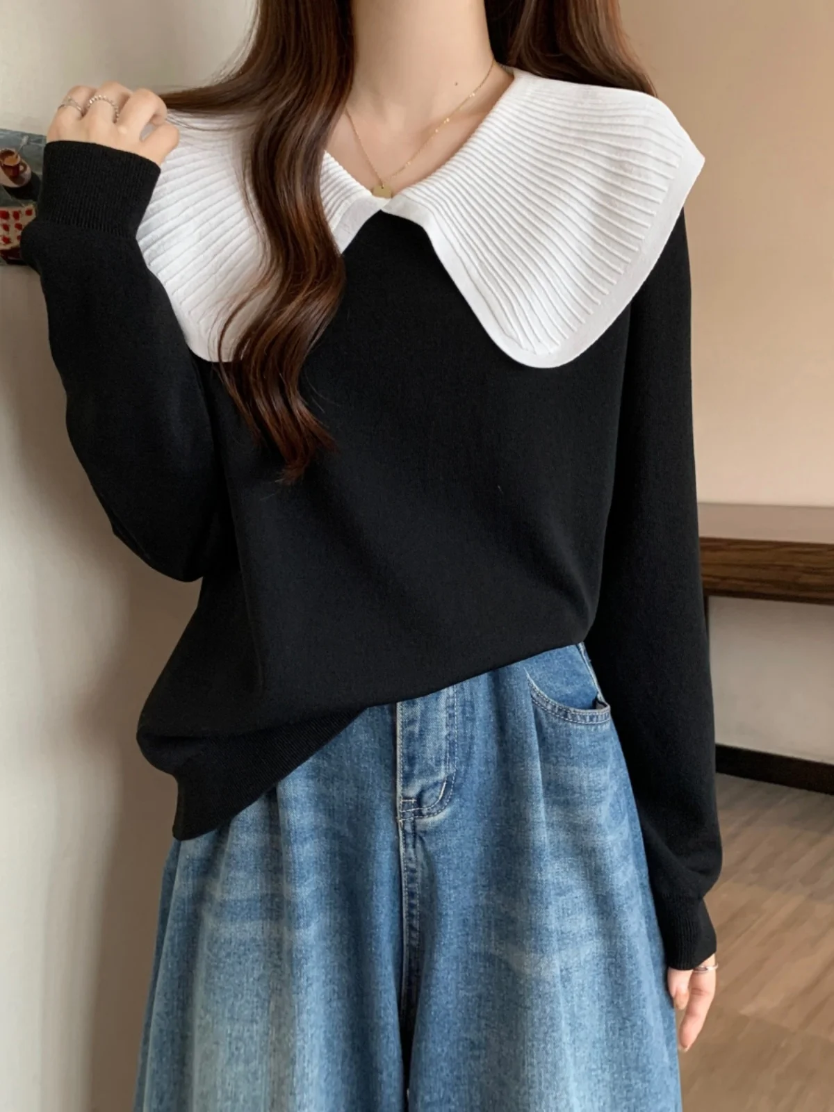 Женская футболка контрастных цветов с кукольным воротником в стиле пэчворк