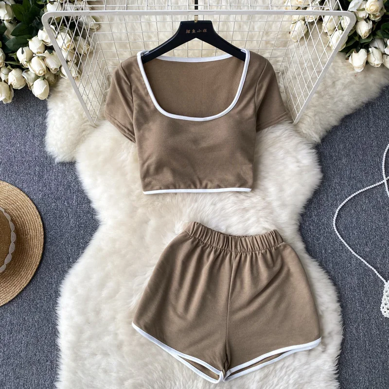 

Женский летний комплект из двух предметов: шорты с коротким рукавом и широкими штанинами