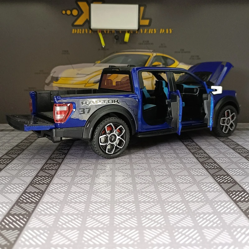 Фото Модель внедорожника Ford Raptor F-150 из сплава, масштаб 1:20, со звуковыми и световыми эффектами, открывающиеся двери с обеих сторон. №3
