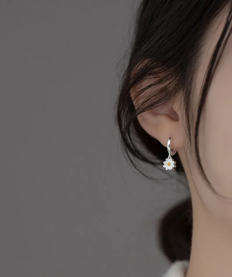 Нежные серьги-кольца золотого цвета с ромашкой и подсолнухом бесконечные обручи