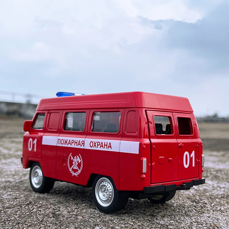 Модель автомобиля путешественники УАЗ 1/18 года из сплава с автобусом модель литой