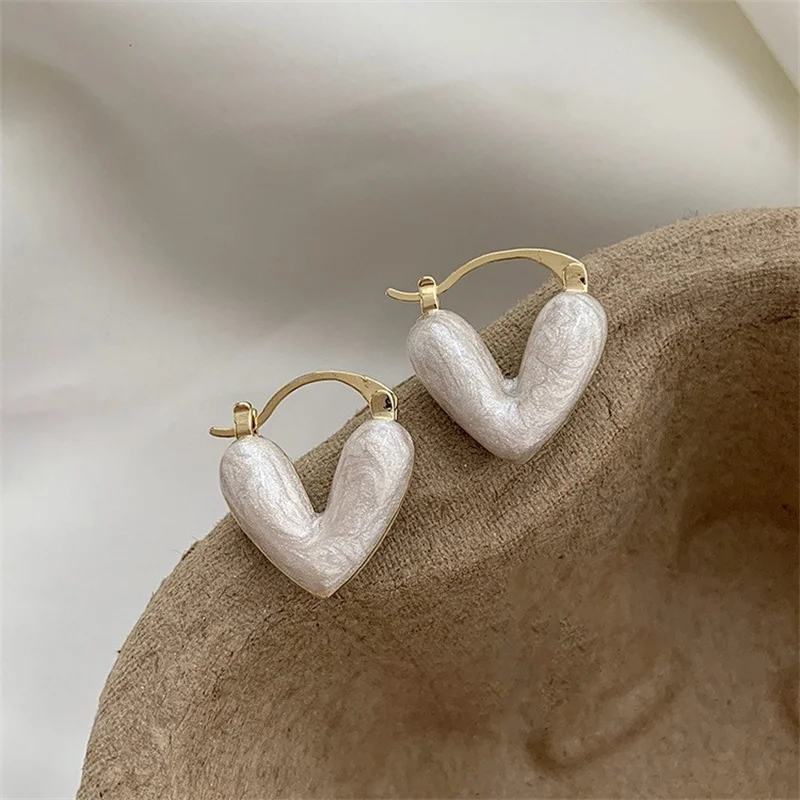 

2023 New Korean Light Luxury White Oil Dropping Love Stud Earrings For Women Fashion Elegant Metal Jewelry Gifts