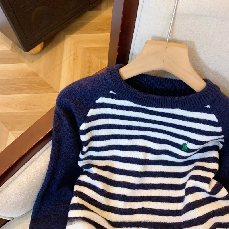 Женский свитер с вышивкой пони в полоску и рукавами реглан темно-осенний