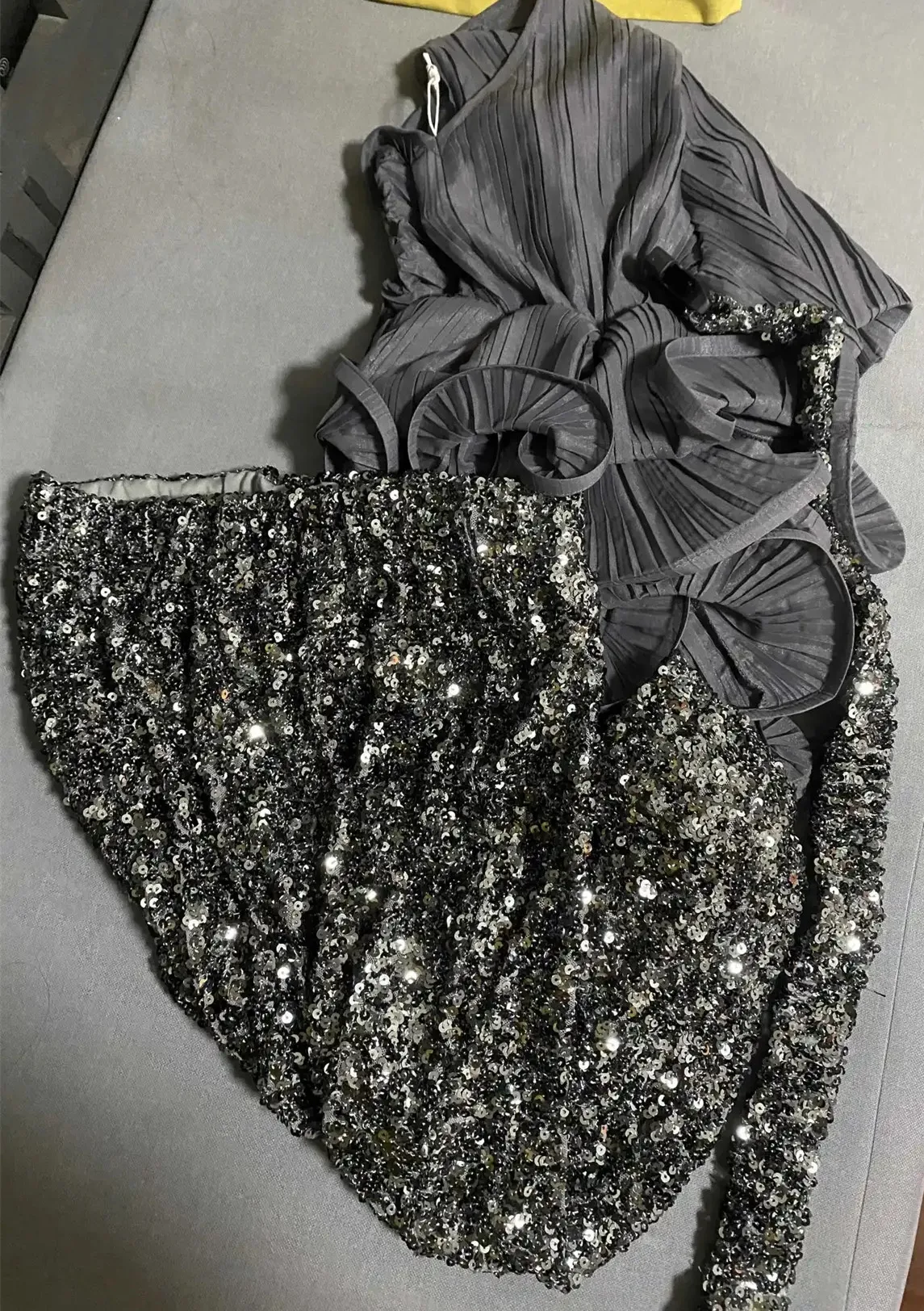 Женский весенний костюм с поясом блузка V-образным вырезом и оборками блестящая