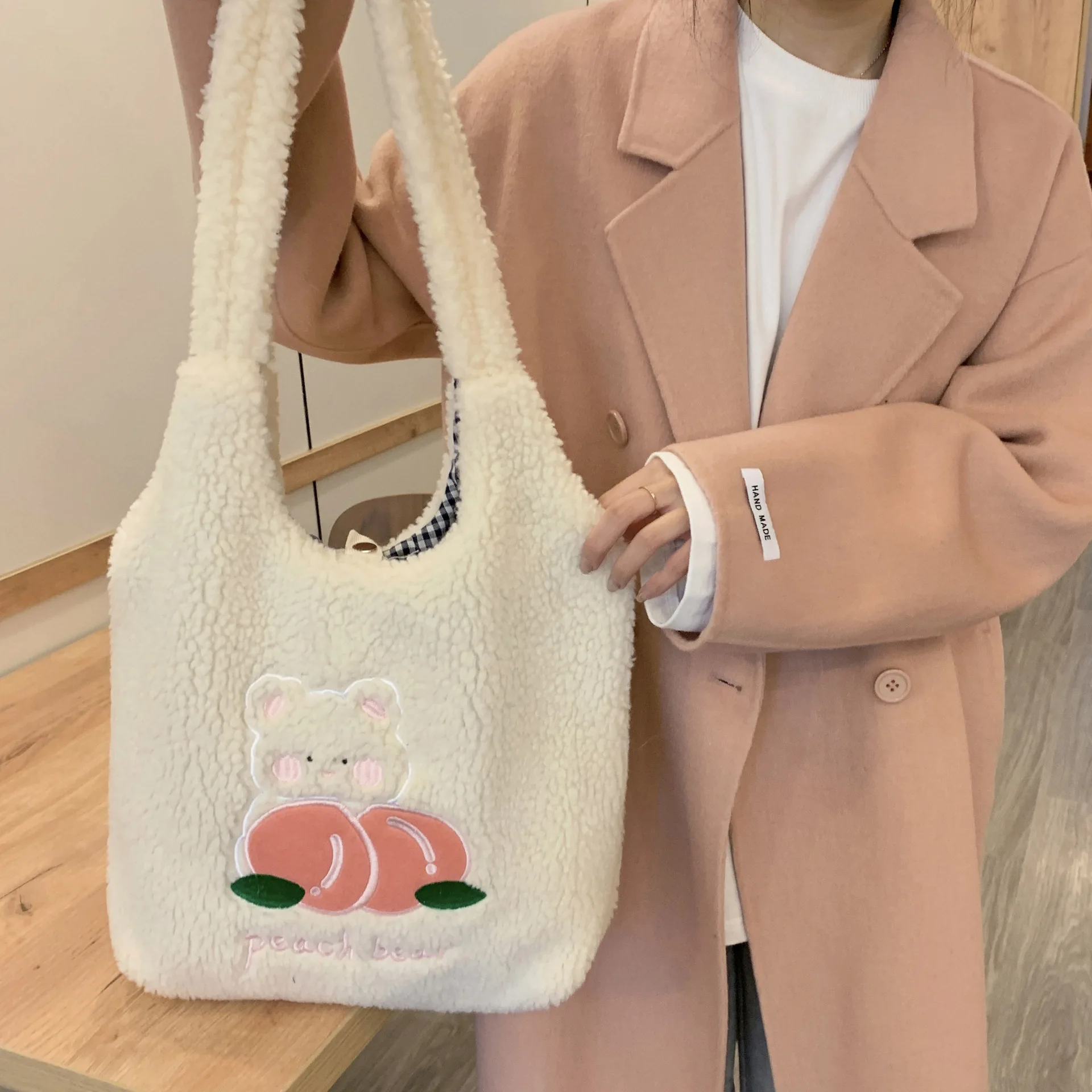 

Вместительная сумка-тоут через плечо, модная мультяшная плюшевая сумка персикового цвета для девочек, студенческие сумки для покупок с подмышками, женские сумочки