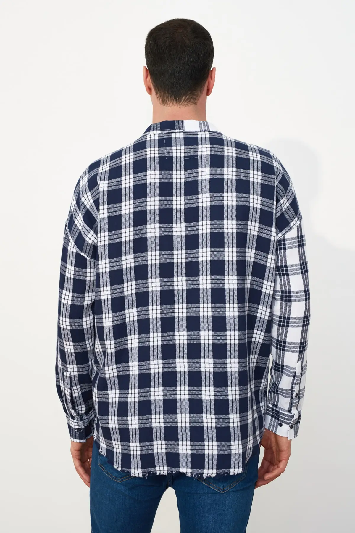 

Trendyol Men 'S Relax Fit Apa Collar Long-Sleeve Plaid Shirt With Pocket TMNSS21GO0654