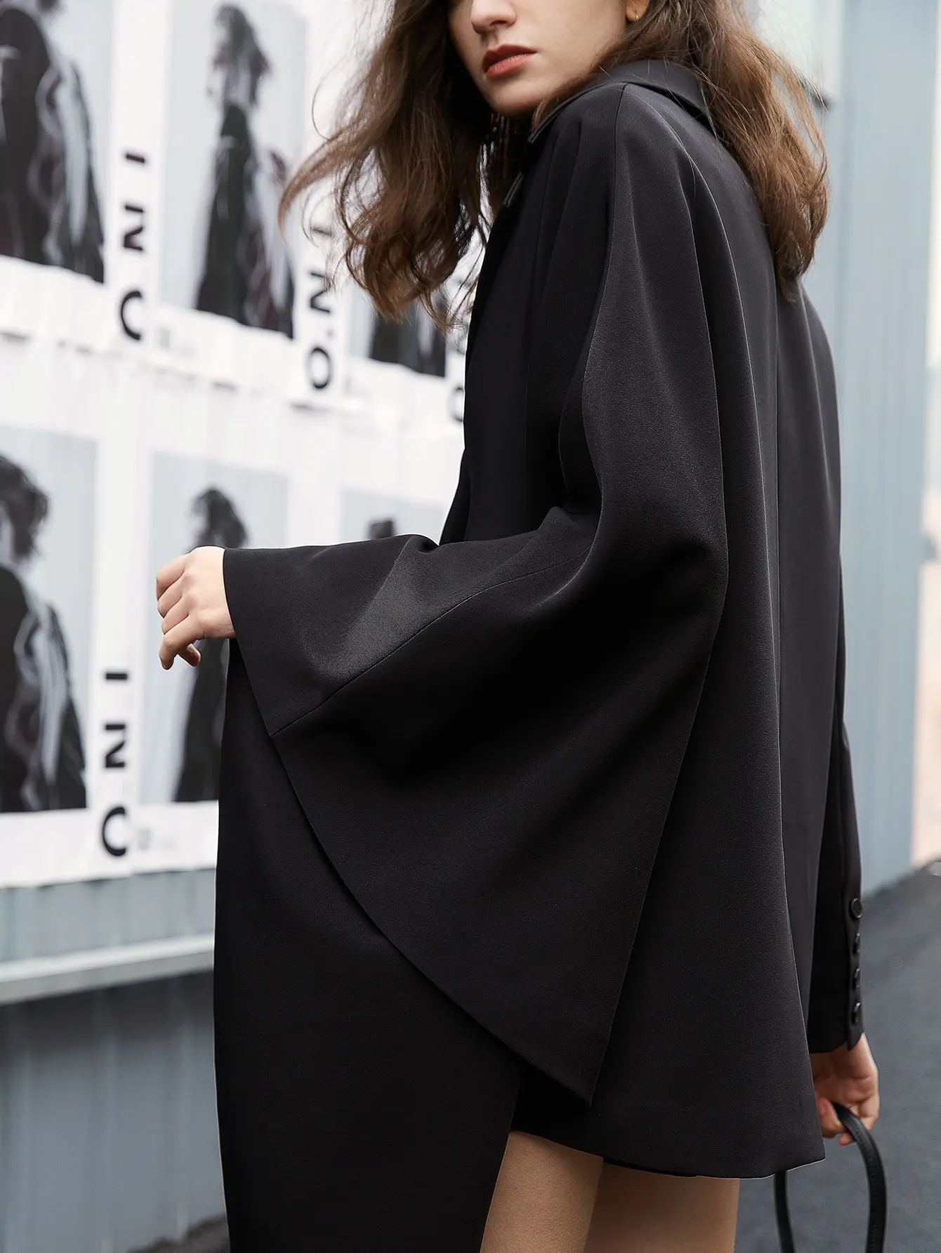 Однобортное однобортное однотонное пальто нестандартной формы AEL Temperament 2024