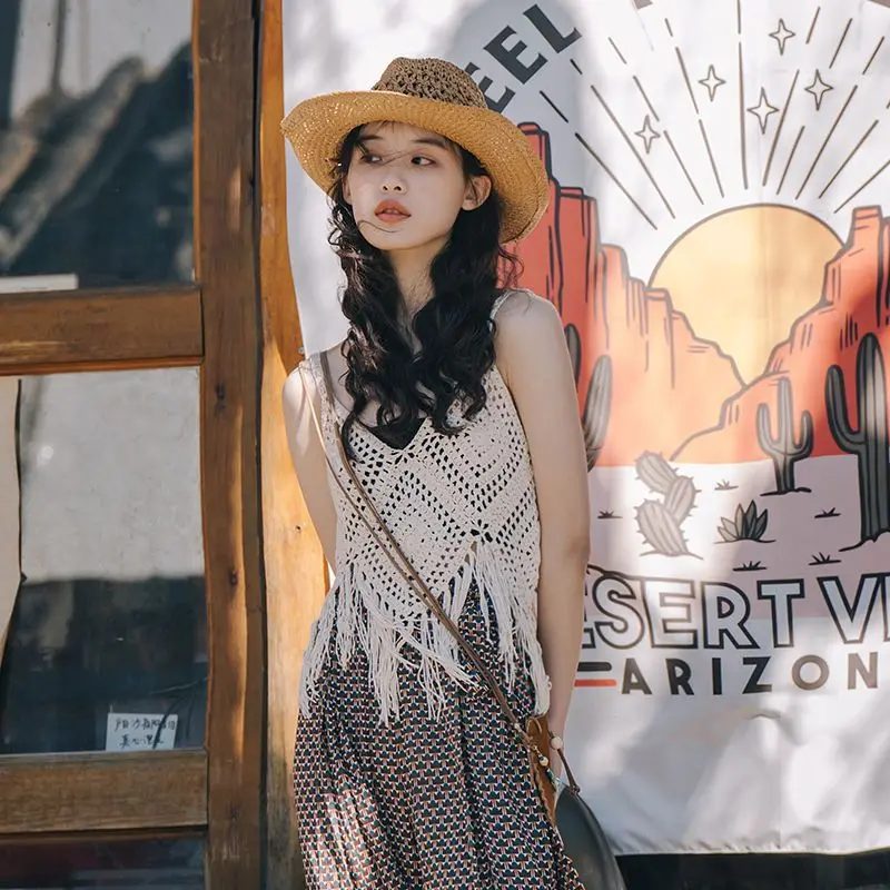 Женский ажурный вязаный жилет с бахромой на бретельках + однотонный летний