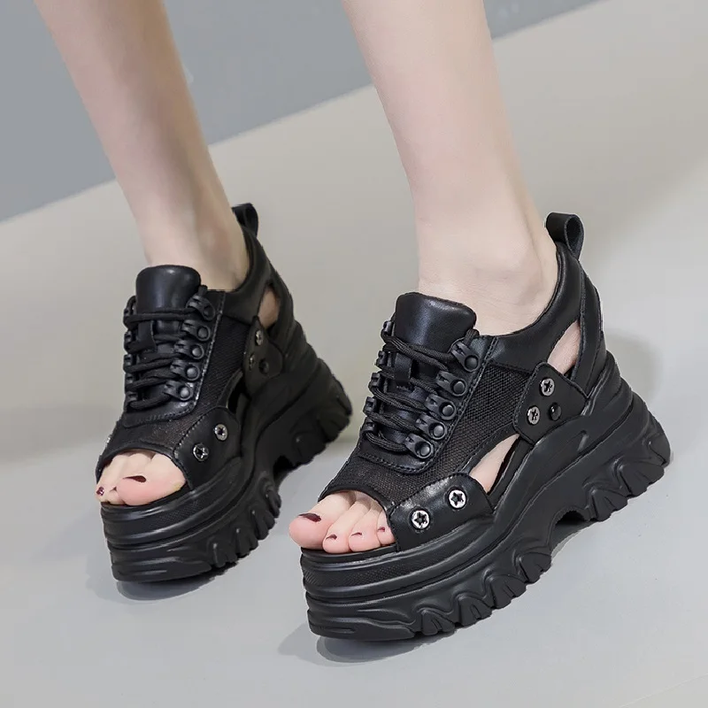 Женские босоножки из натуральной кожи на танкетке с открытым носком вырезами и