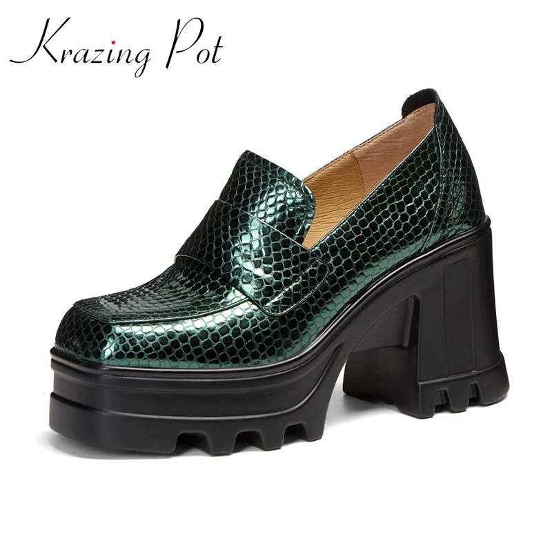 Женские туфли из коровьей спилковой кожи с круглым носком на среднем каблуке |