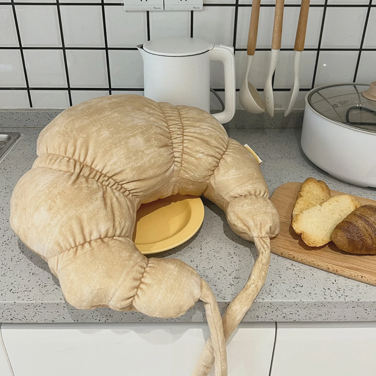 

Милая Подушка с круассанами, мягкая подставка для спины, U-образная подушка, офисный декор, портативные аксессуары для путешествий, украшени...