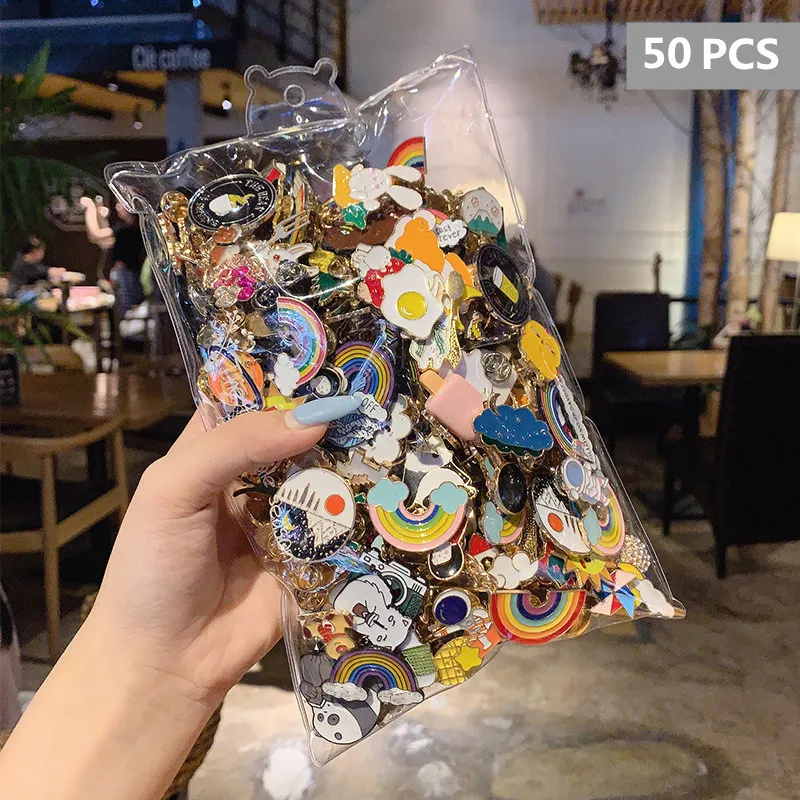 

Эмалированные значки, булавки, случайные броши