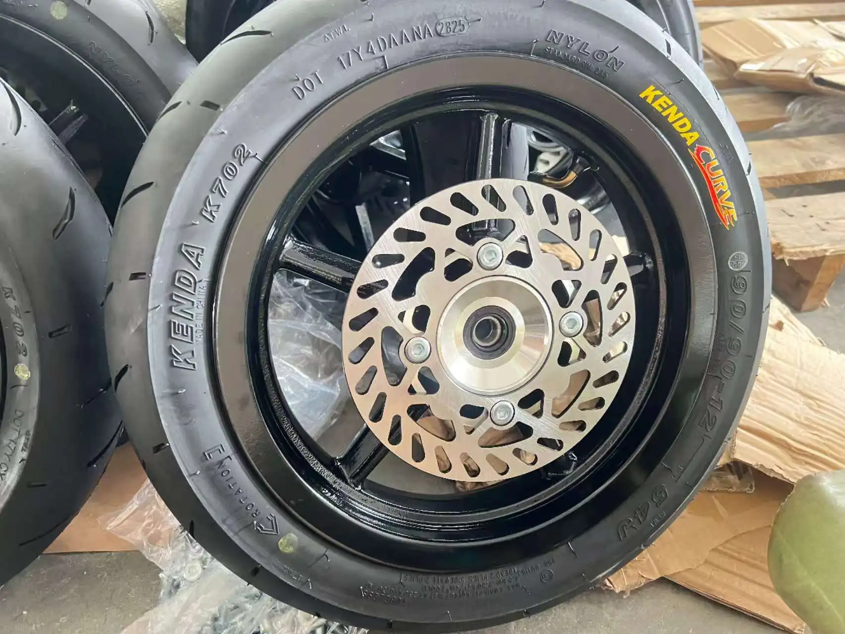 Фото 12-дюймовые передние и задние колеса Supermoto с шинами 90/90-12, 120/70-12, алюминиевыми дисками 2.5*12/3.0*12 дюймов, сцепными дисками и цепными звездочками №3