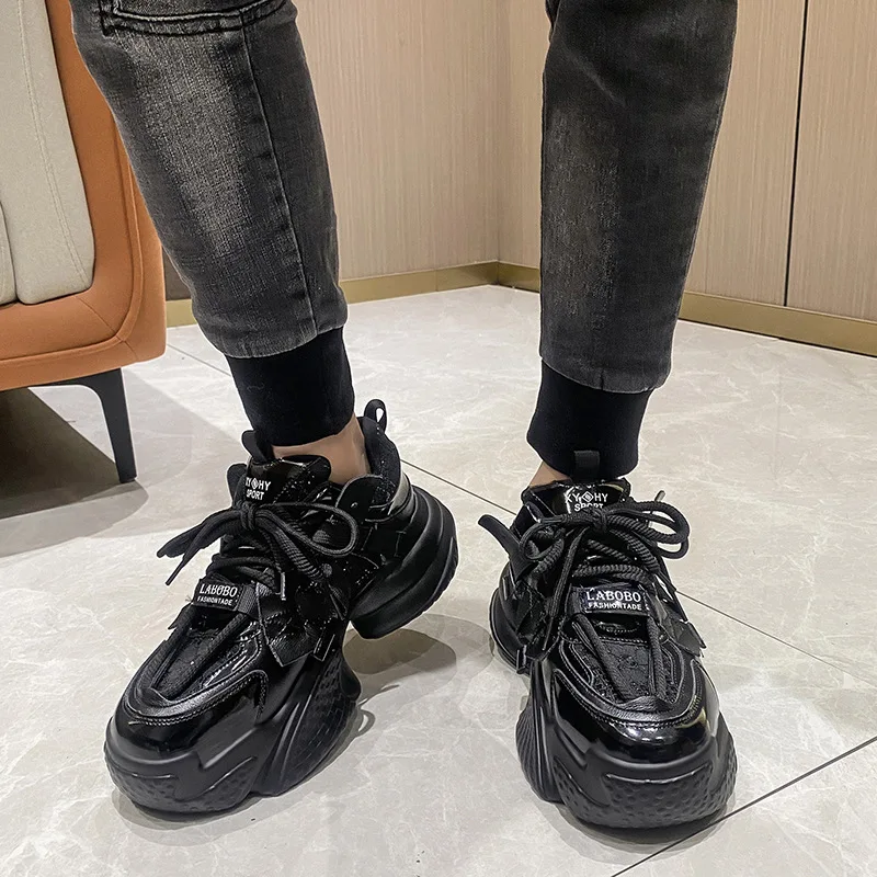 Пара моделей женские кроссовки на толстой подошве новинка 2024 корейская