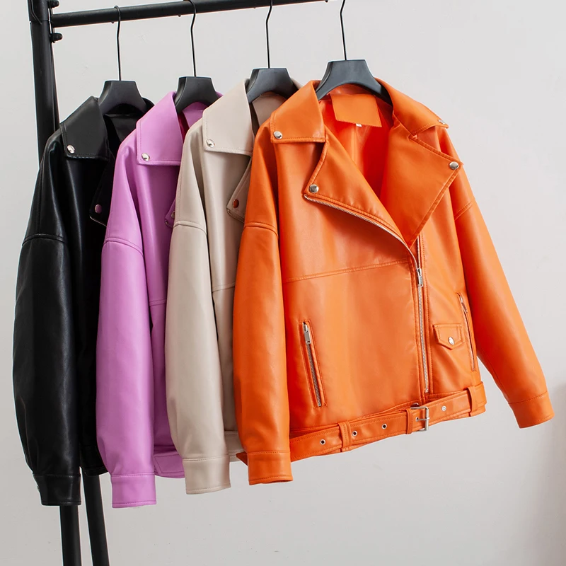 Женская куртка из искусственной кожи с поясом