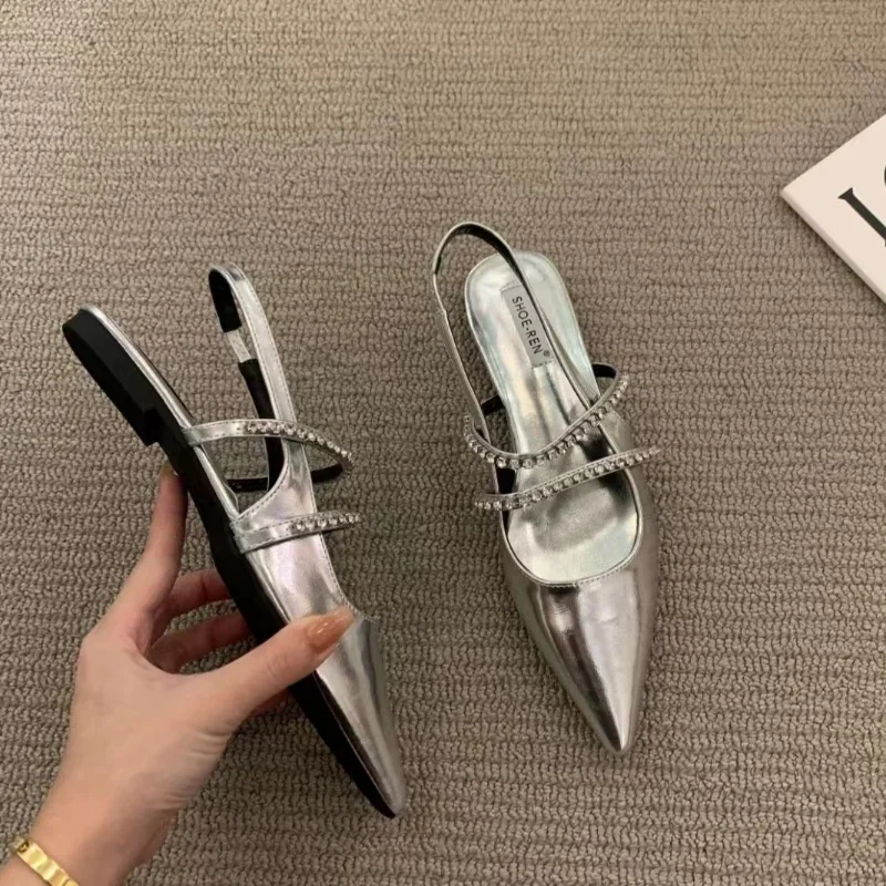 Женские туфли на плоской подошве с острым носком и стразами серебряные Lefu