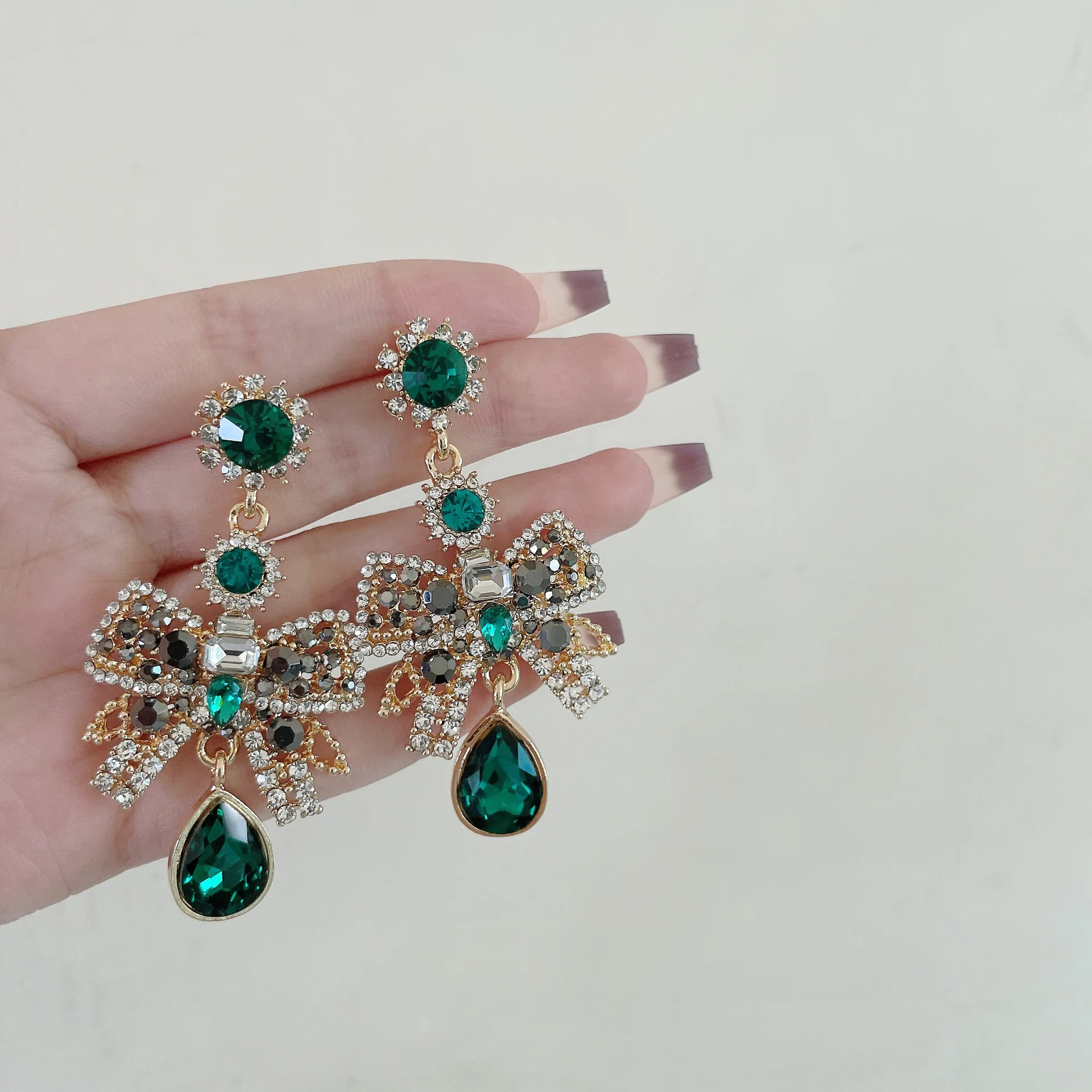 

Palace Luxury High Sense French Retro Baroque Stud Earrings