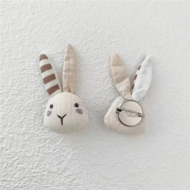 

Пасторальная брошь с кроликом