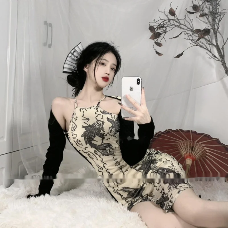 

Женское трикотажное платье с длинным рукавом и классическими элементами