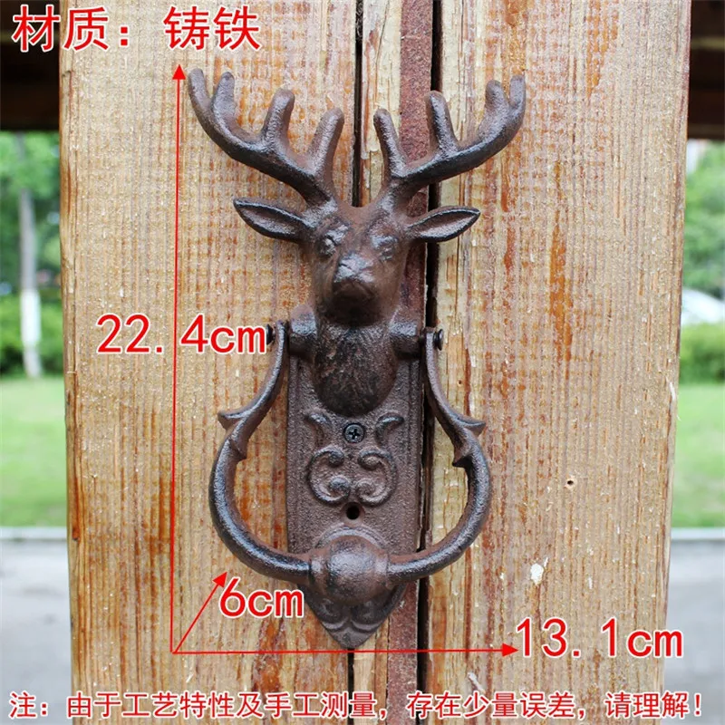 Две старинные молоточки на дверь из чугуна с рогами оленя-самца на ручке замка, декоративные элементы для сельской металлической калитки в виде изысканных животных.