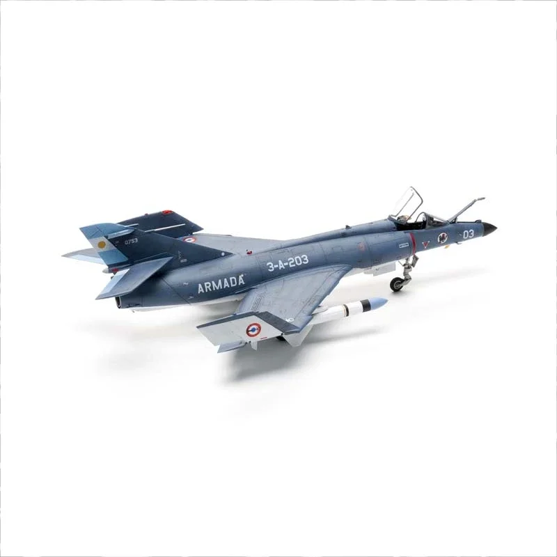 Комплект собранной модели самолета Kitty Hawk KH80138 французский штурмовой самолет Super